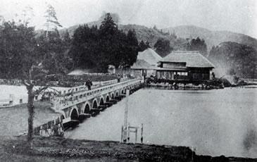 安積疏水開さく当時の十六橋制水門の写真